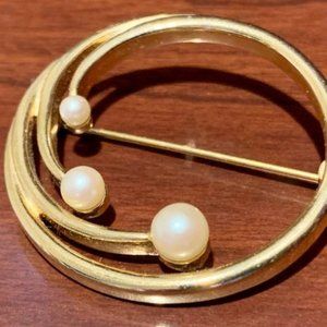 Monet Round Faux Pearl Brooch